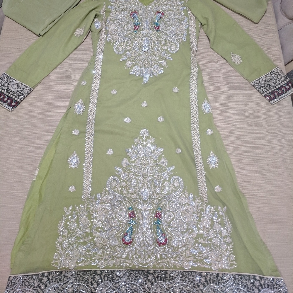 Indian/ pakistani fancy dress size medium(10-12).